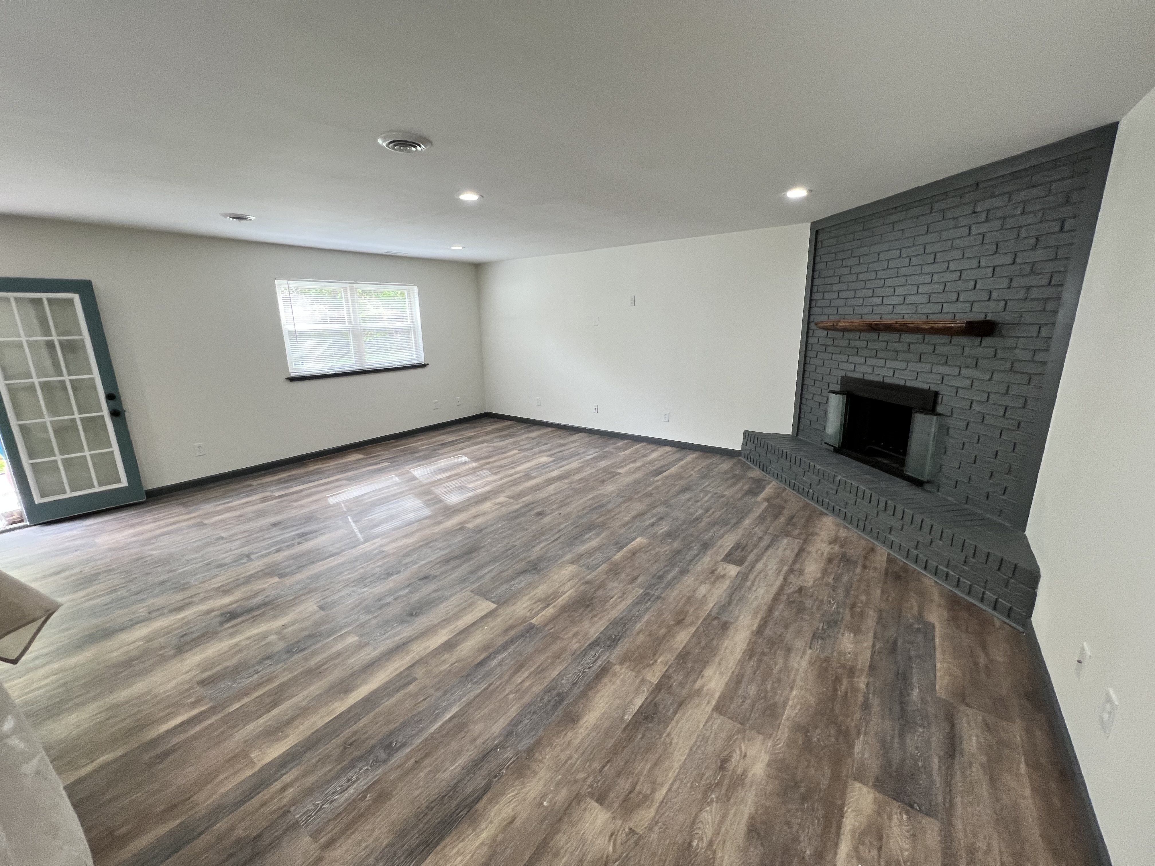 Living Room & Flooring